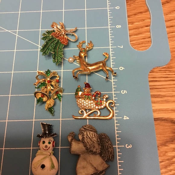 Vintage Christmas Brooch Lot of 8 Pins Jeanne, Gerry, Roman,& Beatrix Adorable - Picture 11 of 14